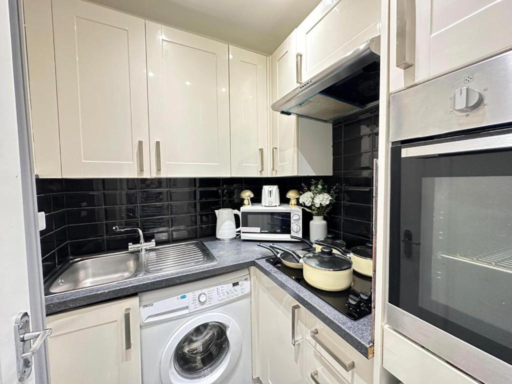 Stylish 1-bedroom And Living In Londra