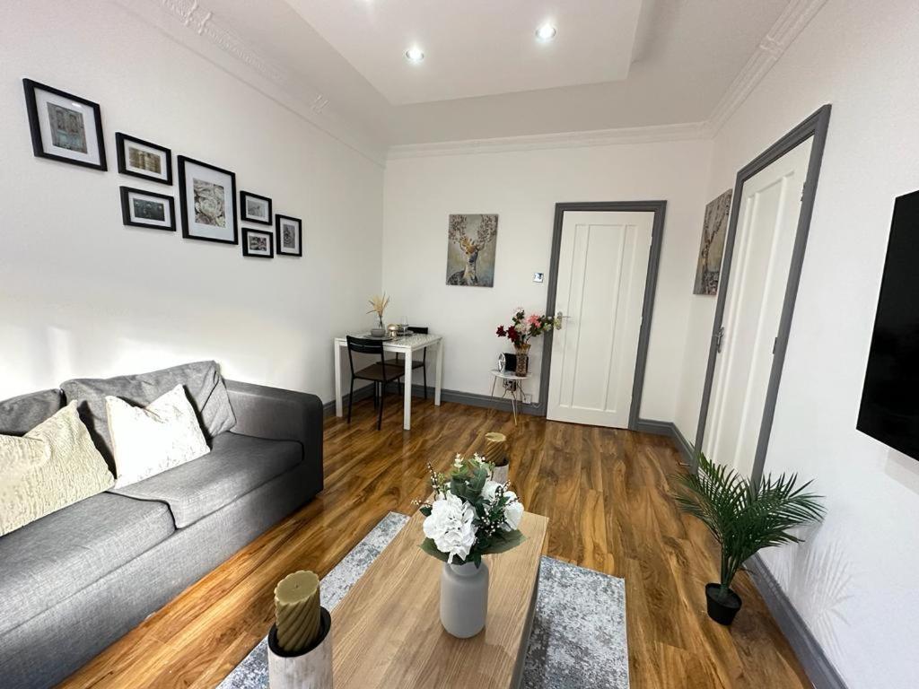 Stylish 1-bedroom And Living In *